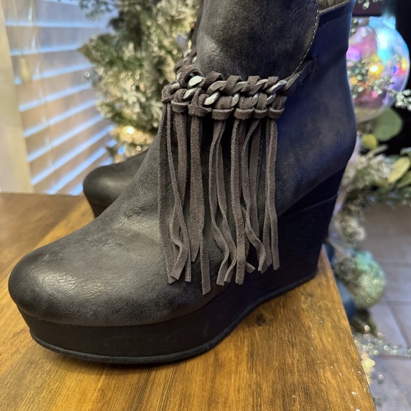 Sbicca grey fringe bootie size 8 - Picture 3 of 5